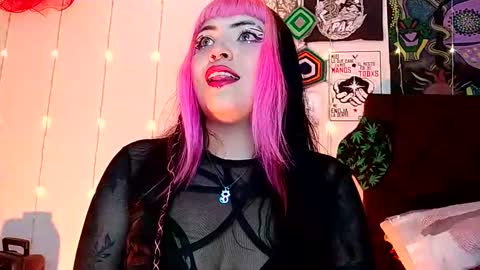 Snapshot of luna_ray420 chatting on January 2025 12:32:02 AM MISS LUNA online show from January 2025 12:32:02 AM