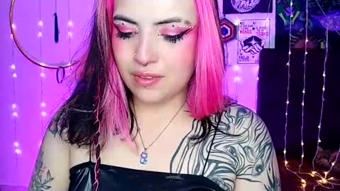 Snapshot of luna_ray420 chatting on February 2025 10:11:01 PM MISS LUNA online show from February 2025 10:11:01 PM