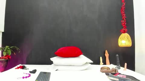 Luna online show from September 2025 07:35:01 PM