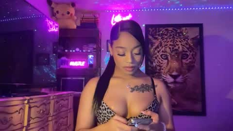 lunaa_11 online show from May 2026 05:25:02 AM