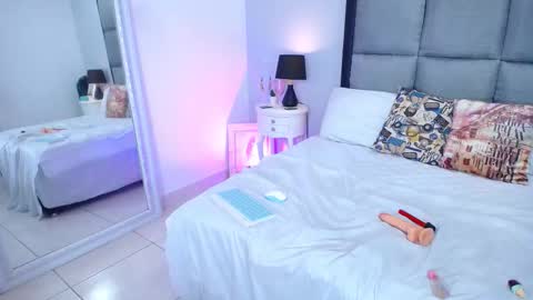 Snapshot of lunaa_moonn chatting on September 2025 12:29:01 PM lunaa_moonn online show from September 2025 12:29:01 PM