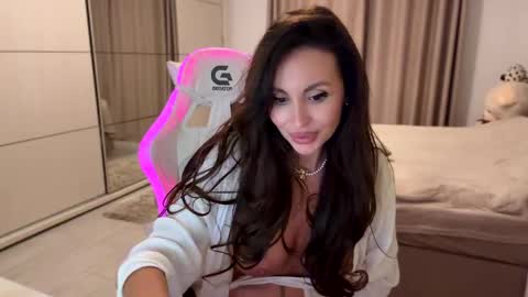LunaBex online show from April 2026 06:20:01 PM