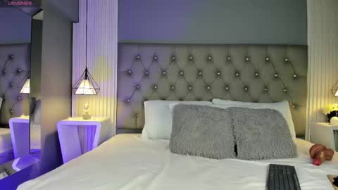 Luna  online show from November 2025 05:01:01 PM