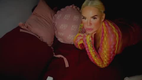 Snapshot of lunadaddysgirl chatting on April 2026 01:33:01 AM Luna Daddys Girl online show from April 2026 01:33:01 AM