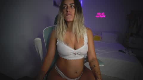 Laura online show from October 2025 10:08:02 PM