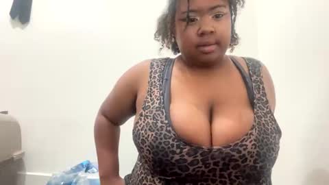 Snapshot of lunamoth00 chatting on January 2026 01:05:02 PM lunamoth00 online show from January 2026 01:05:02 PM