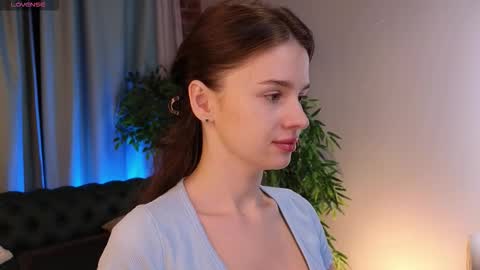 lunaolivia_ online show from November 2025 12:38:01 PM