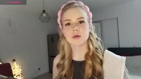 lunapeony online show from December 2025 09:11:02 PM