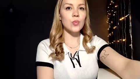 lunapeony online show from March 2026 08:23:01 PM