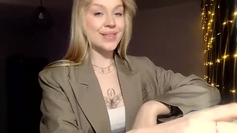 lunapeony online show from April 2026 06:05:01 PM