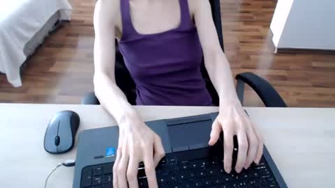 lunavibe_ online show from June 2026 12:22:01 PM