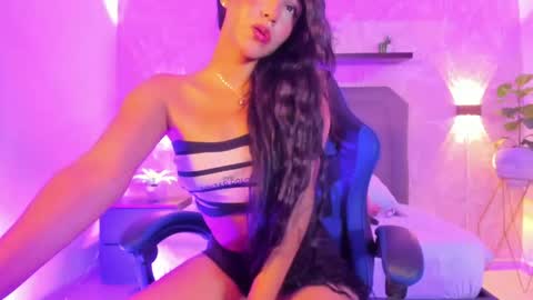 Snapshot of lunna_celeste chatting on May 2026 12:33:02 PM L U N A online show from May 2026 12:33:02 PM