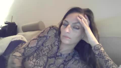 Snapshot of lusisart chatting on December 2025 09:32:02 PM Lusisart online show from December 2025 09:32:02 PM