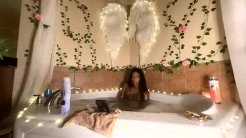 Snapshot of luvvlee chatting on October 2025 08:38:01 PM luvvlee online show from October 2025 08:38:01 PM