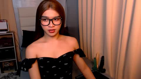 Snapshot of lux_white chatting on February 2025 06:53:01 PM queen lux online show from February 2025 06:53:01 PM