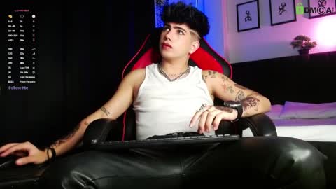 Snapshot of lylebennett_ chatting on April 2026 10:38:02 AM Lyle Bennett Freelance Model online show from April 2026 10:38:02 AM