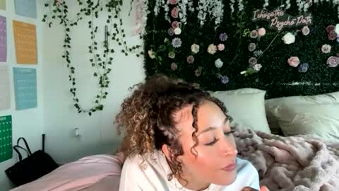 Snapshot of lyracovee chatting on June 2026 12:28:01 AM Lyra online show from June 2026 12:28:01 AM