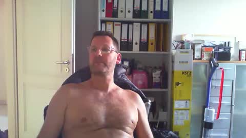 macfly67 online show from April 2026 05:29:01 PM