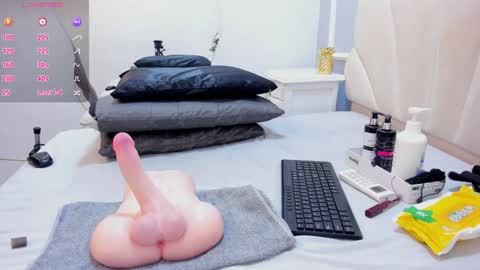 Snapshot of maddyjohnsonn chatting on January 2025 11:43:02 AM maddyjohnsonn online show from January 2025 11:43:02 AM