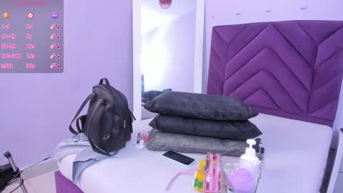 Snapshot of maddyjohnsonn chatting on February 2025 03:45:01 AM maddyjohnsonn online show from February 2025 03:45:01 AM