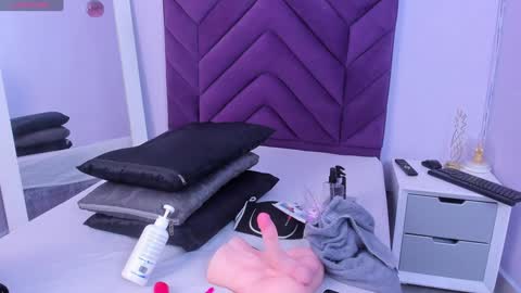 Snapshot of maddyjohnsonn chatting on February 2025 03:55:02 AM maddyjohnsonn online show from February 2025 03:55:02 AM