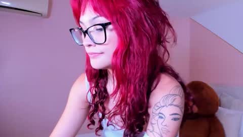 Mae Lyra online show from January 2026 09:17:01 PM