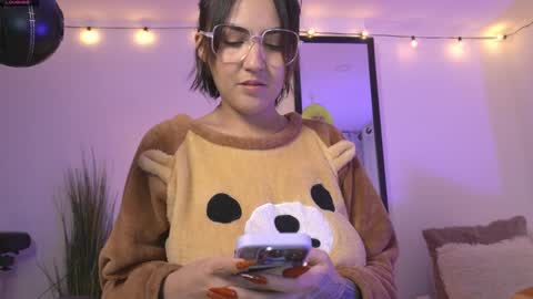 Snapshot of maeeve_ chatting on December 2024 11:10:01 PM Maeve schedule 11 am- 530 pm colombia time online show from December 2024 11:10:01 PM