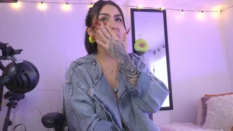 Snapshot of maeeve_ chatting on January 2025 09:47:01 PM Maeve schedule 11 am- 530 pm colombia time online show from January 2025 09:47:01 PM