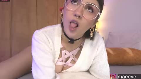 Snapshot of maeeve_ chatting on March 2025 03:35:01 PM Maeve schedule 11 am- 530 pm colombia time online show from March 2025 03:35:01 PM