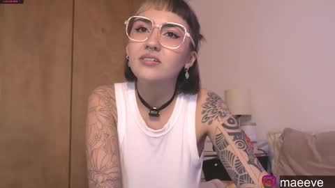 Snapshot of maeeve_ chatting on March 2025 10:42:01 PM Maeve schedule 11 am- 530 pm colombia time online show from March 2025 10:42:01 PM