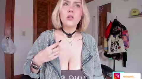 Snapshot of maeeve_ chatting on November 2025 03:45:02 PM Maeve schedule 11 am- 530 pm colombia time online show from November 2025 03:45:02 PM