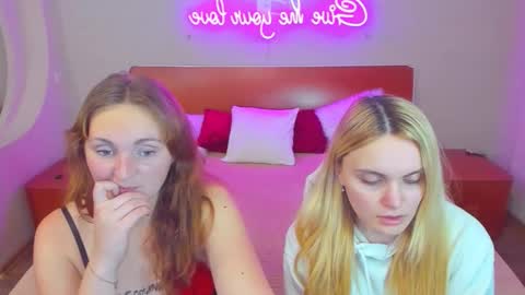 Lili and Bella online show from December 2025 06:01:02 PM