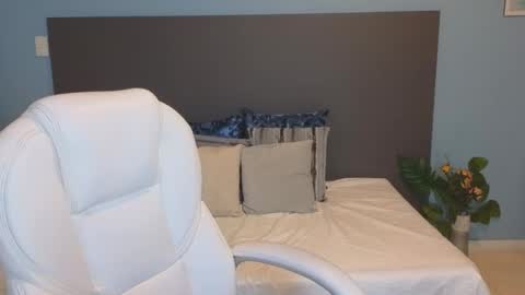 Maiaa Ruiz  online show from February 2025 01:28:02 PM