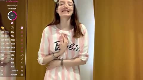 Snapshot of maidacompston chatting on October 2025 08:03:01 AM Elina online show from October 2025 08:03:01 AM