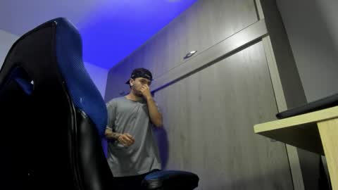 Snapshot of male_pussy chatting on November 2025 02:44:01 AM ADAM online show from November 2025 02:44:01 AM