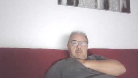 Snapshot of mambow99 chatting on January 2025 01:32:01 AM OLDMANFREE online show from January 2025 01:32:01 AM