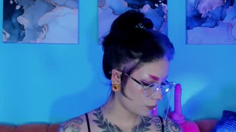 Snapshot of mamushka_ chatting on November 2025 05:02:01 PM online show from November 2025 05:02:01 PM