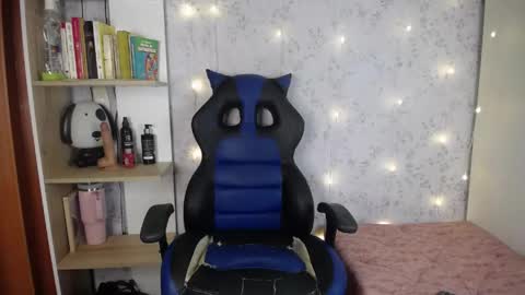 manelyke online show from April 2026 12:15:01 PM