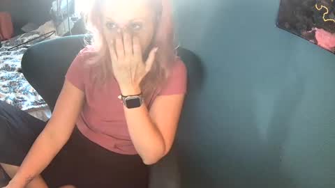 Snapshot of margolane chatting on September 2025 01:01:01 PM Elle online show from September 2025 01:01:01 PM