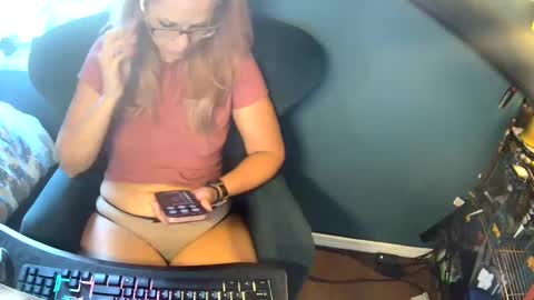 Snapshot of margolane chatting on September 2025 12:51:01 PM Elle online show from September 2025 12:51:01 PM