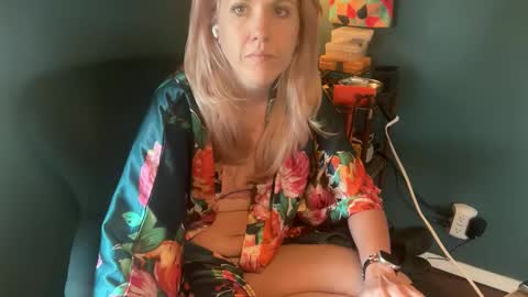 Snapshot of margolane chatting on October 2025 03:34:02 PM Elle online show from October 2025 03:34:02 PM