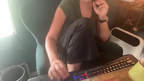 Snapshot of margolane chatting on October 2025 04:06:02 PM Elle online show from October 2025 04:06:02 PM