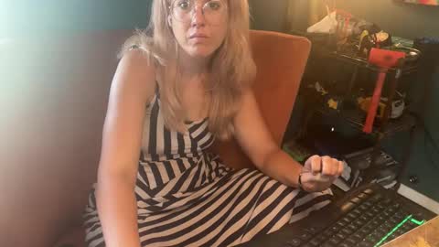 Snapshot of margolane chatting on October 2025 03:14:02 PM Elle online show from October 2025 03:14:02 PM