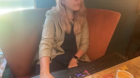 Snapshot of margolane chatting on October 2025 03:14:02 PM Elle online show from October 2025 03:14:02 PM