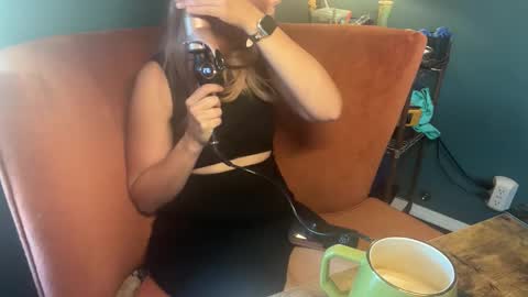 Snapshot of margolane chatting on November 2025 01:45:01 PM Elle online show from November 2025 01:45:01 PM