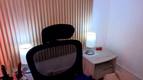 Marian Love  online show from November 2025 10:37:01 AM