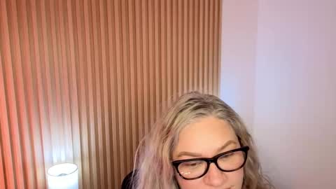 Marian Love  online show from November 2025 10:39:02 AM