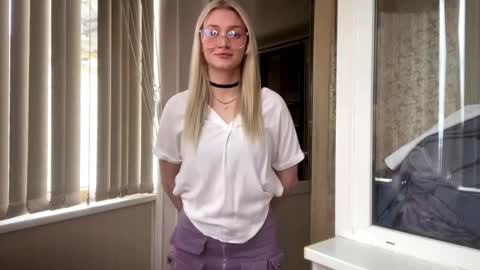 Snapshot of mariellesockwell chatting on February 2026 11:09:01 AM Hey Im Ash I think together we can hit first 10 thumbs up online show from February 2026 11:09:01 AM