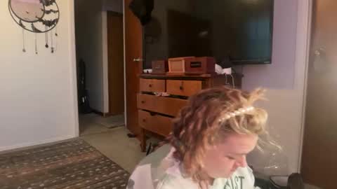 maroon_moon online show from November 2025 05:15:01 PM