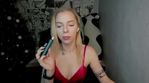 Snapshot of martha_cameron chatting on December 2024 08:10:02 PM Martha Cameron online show from December 2024 08:10:02 PM